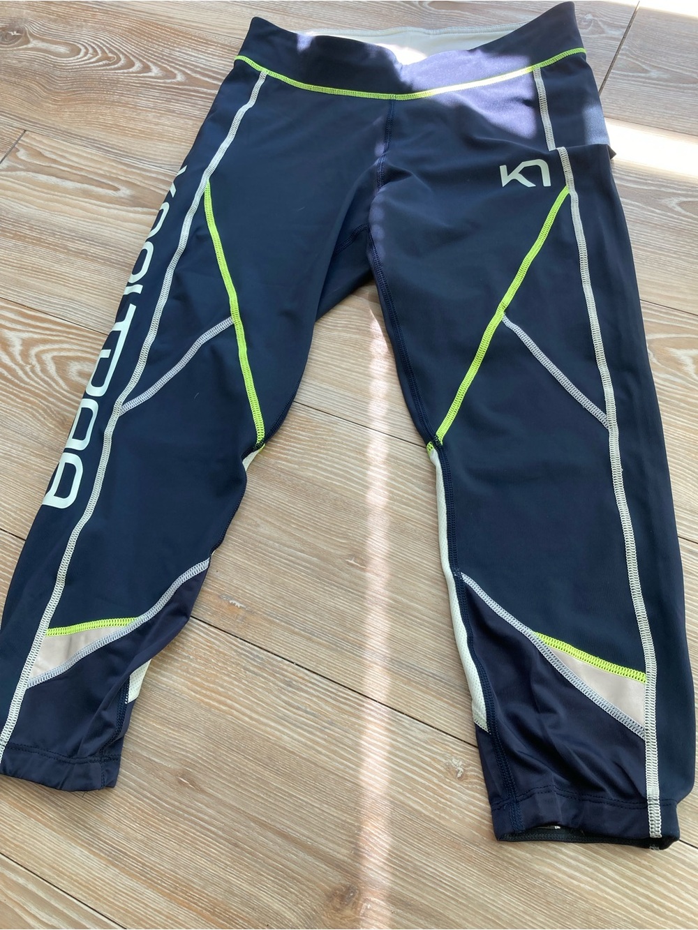 Kari Traa Navy Capris Leggings with Neon Yellow Trim Size M